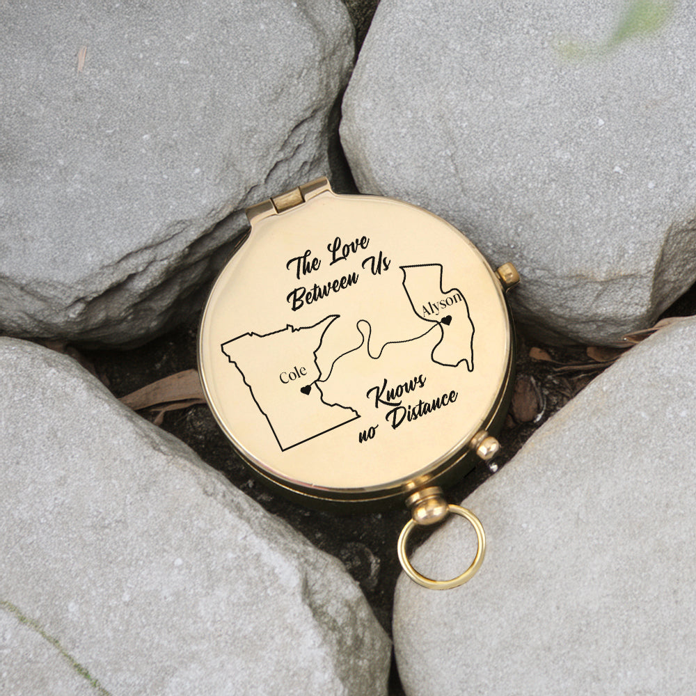 Personalized Engraved Compass - Family - For Couple - The Love Between Us Knows No Distance - Gpb26281