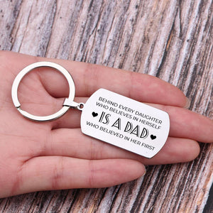 Gkn18043 - Behind Every Daughter Who Believes In Herself Is A Dad - Dog Tag Keychain