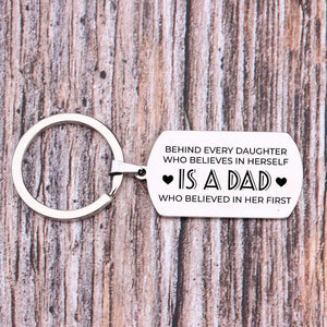 Gkn18043 - Behind Every Daughter Who Believes In Herself Is A Dad - Dog Tag Keychain