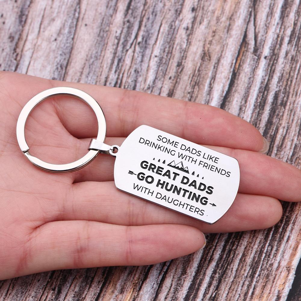 Gkn18046 - Some Dads Like Drinking With Friends Great Dads Go Hunting With Daughters - Dog Tag Keychain