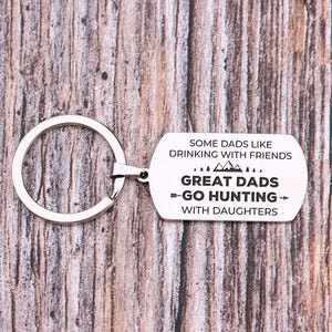 Gkn18046 - Some Dads Like Drinking With Friends Great Dads Go Hunting With Daughters - Dog Tag Keychain