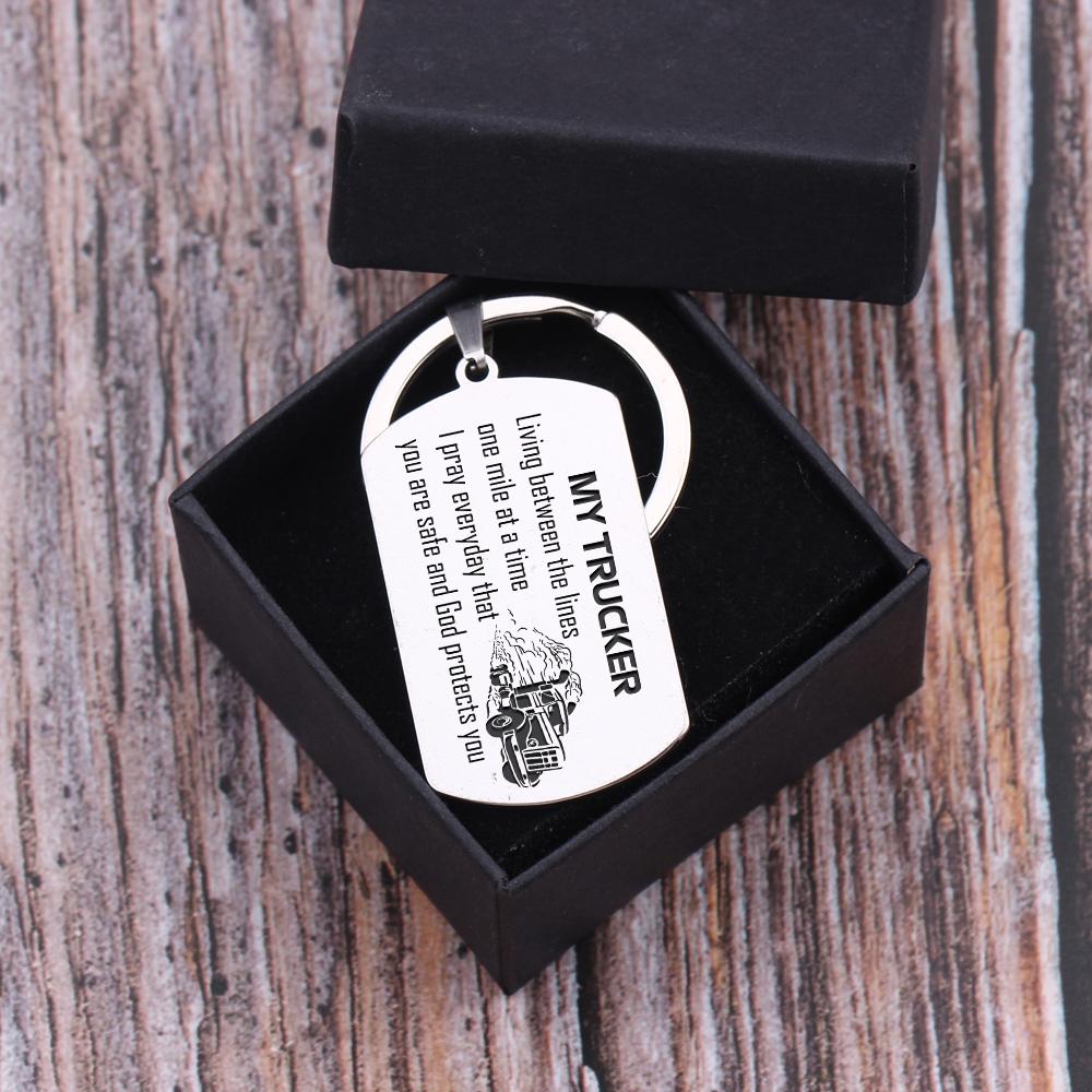 Gkn26009 - My Trucker, Living Between The Lines One Mile At A Time - Dog Tag Keychain